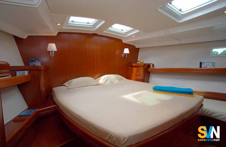L' Oceanis 523 il letto della cabina di prua