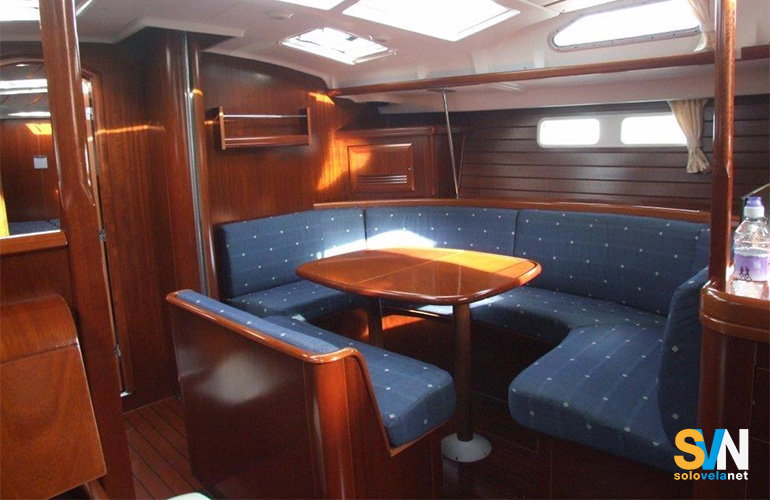L' Oceanis Clipper 473, il divano