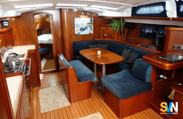 L' Oceanis Clipper 473, la dinette con la cucina a murata della versione a 3 cabine