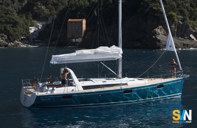 L' Oceanis 48 visto di lato