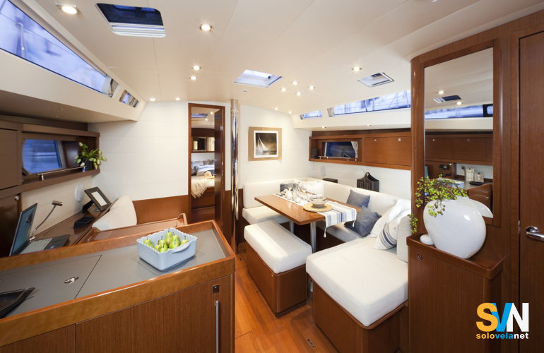 Oceanis 48, la dinette