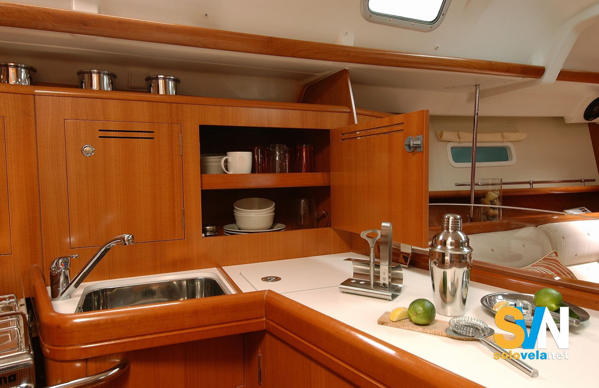 La cucina dell'Oceanis Clipper 343