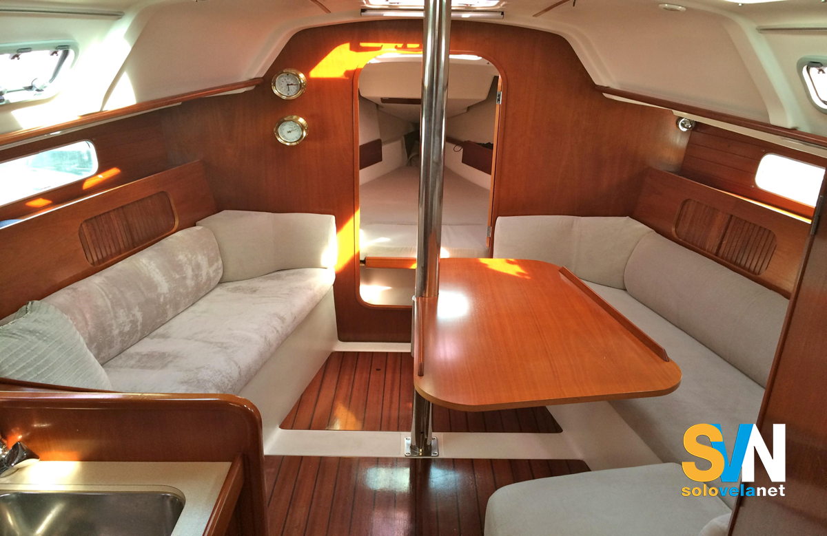 La dinette dell'Oceanis Clipper 321