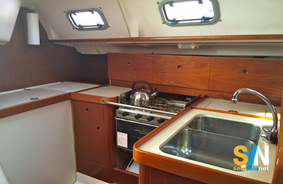 La cucina dell'Oceanis Clipper 321