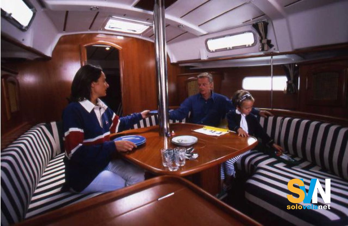 La dinette dell'Oceanis Clipper 361