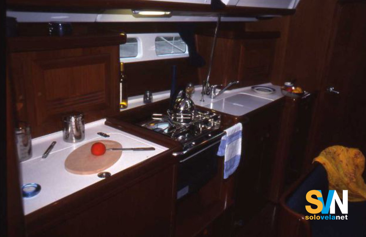 La cucina dell'Oceanis Clipper 423