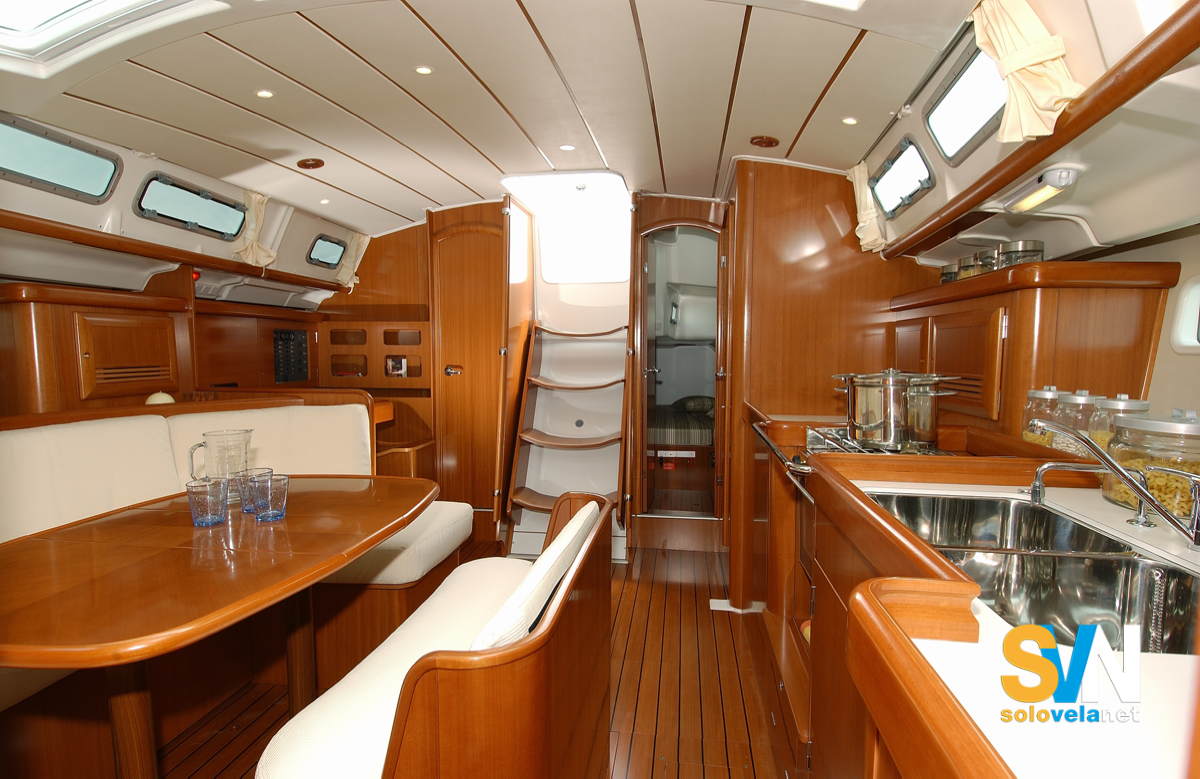 La dinette dell'Oceanis Clipper 423 con la cucina, vista da prua