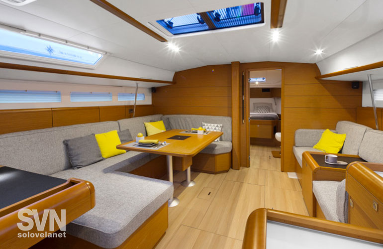 Sun Odyssey 519, la dinette