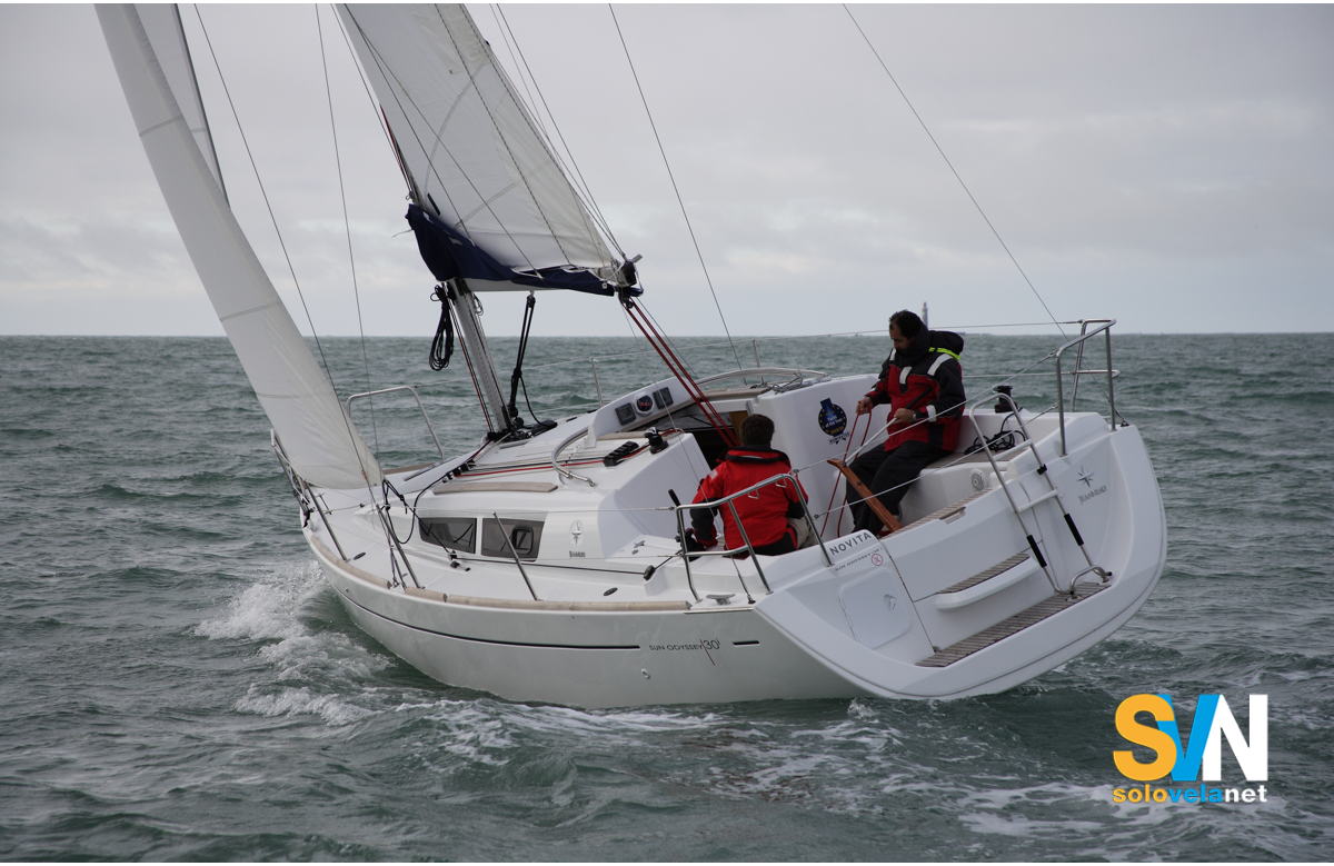 Il Sun Odyssey 30i in navigazione visto da poppa
