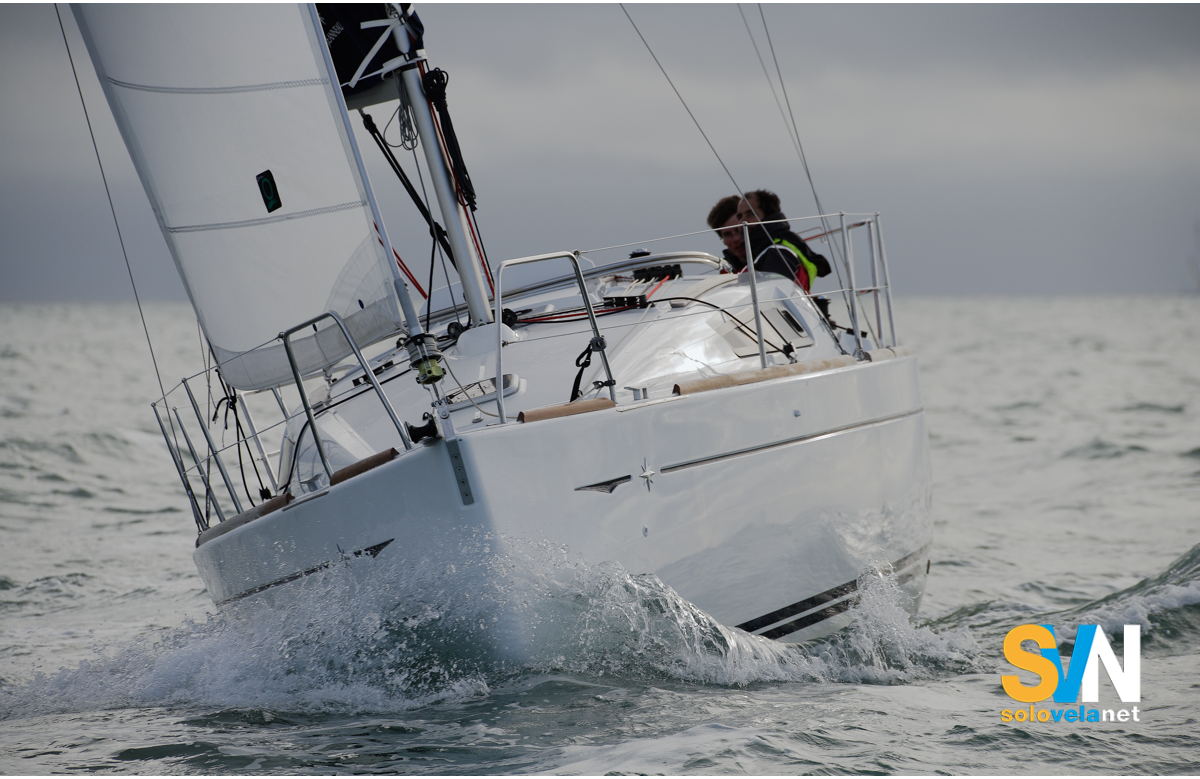 Il Sun Odyssey 30i in navigazione visto da prua