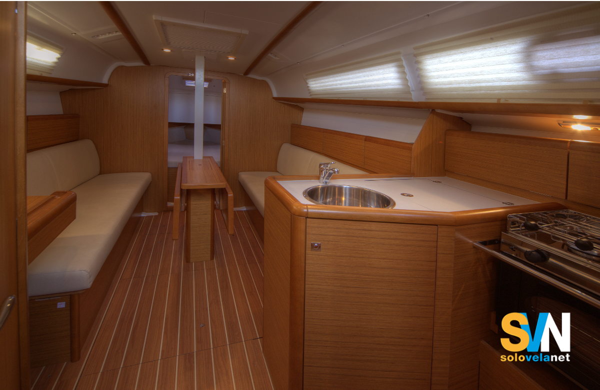 La dinette del Sun Odyssey 30i vista da poppa