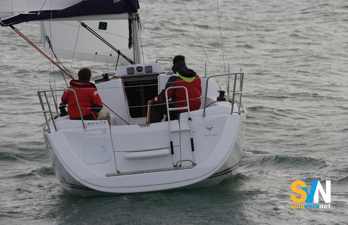 Il Sun Odyssey 30i in navigazione visto da poppa