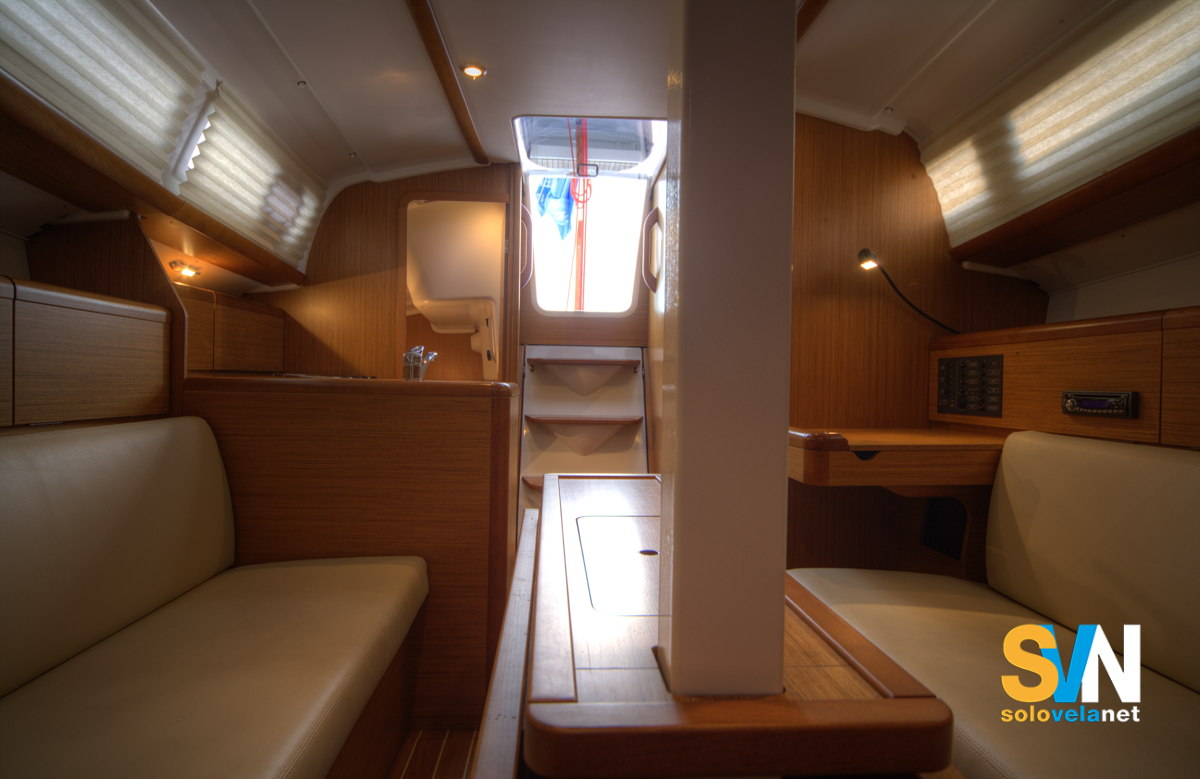 La dinette del Sun Odyssey 30i vista da prua