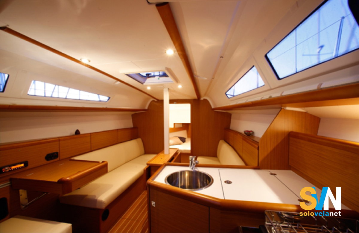 La dinette del Sun Odyssey 33i vista da poppa