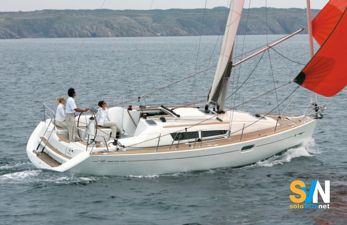 Il Sun Odyssey 36 i in navigazione sotto spi