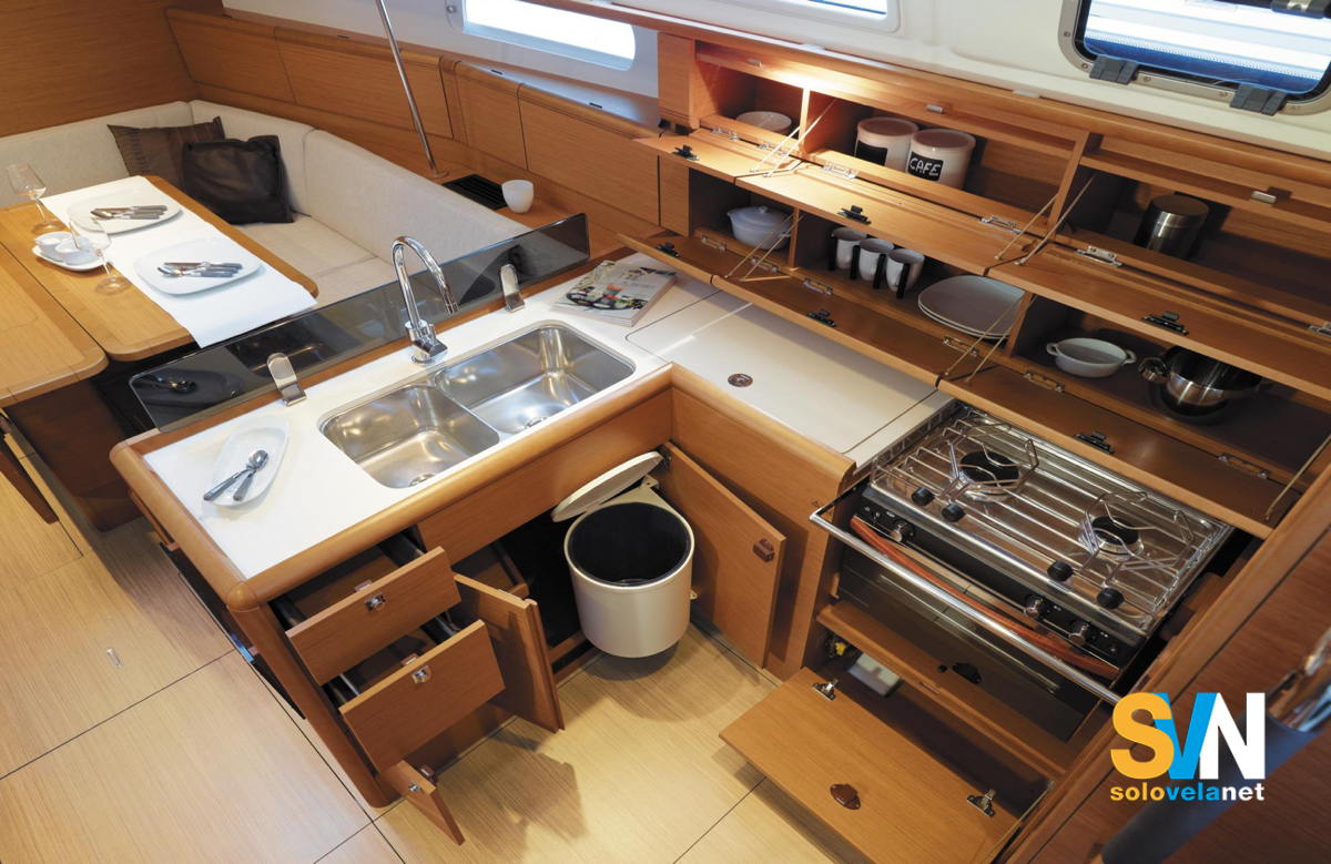 La cucina vista dall'alto del Sun Odyssey 379 