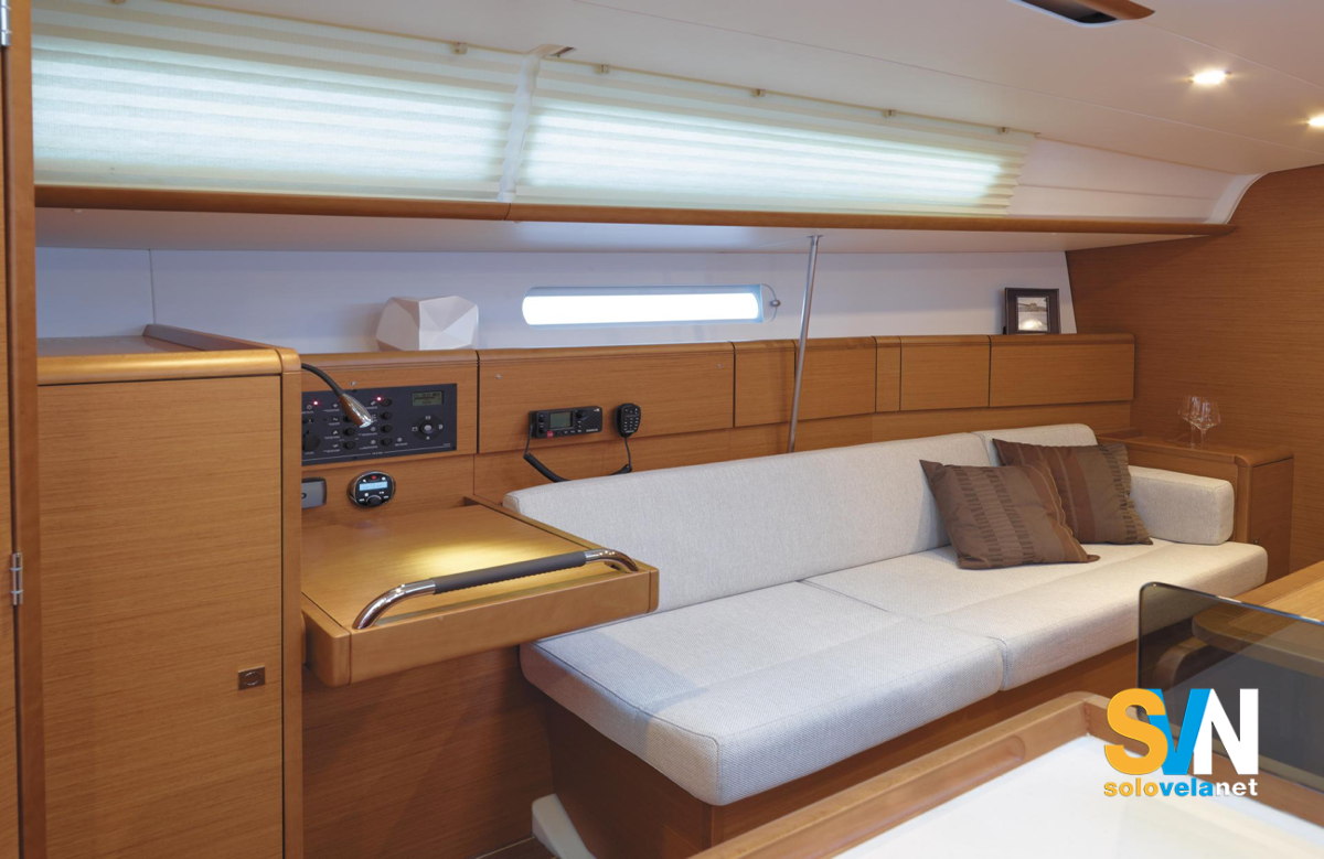 La dinette del Sun Odyssey 379  con il tavolo da carteggio