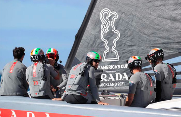 L'equipaggio di Luna Rossa attende l'arrivo del vento per la 4° regata delle finali di Coppa America